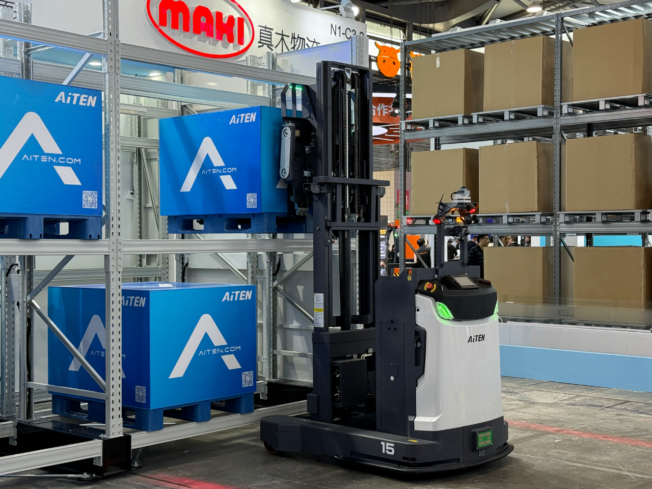 milan.com-智界V9首发智能交互式侧门光毯 构建旗舰级出行情绪价值